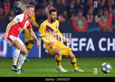 Prag, Tschechische Republik. 23 Okt, 2019. PETR SEVCIK von Slavia Praha (L) kämpfen um den Ball mit LIONEL MESSI vom FC Barcelona (R) während der UEFA Champions League, Gruppe F Fußball Match zwischen Slavia Prag v FC Barcelona im Sinobo Stadion in Prag, am 23. Oktober 2019. Credit: Slavek Ruta/ZUMA Draht/Alamy leben Nachrichten Stockfoto