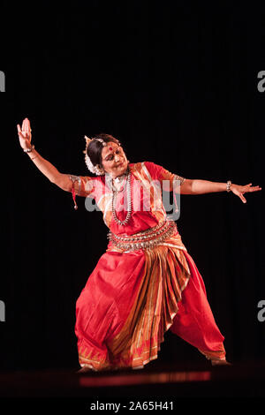 Indische klassische Tänzerin, Sonal Mansingh, Bharatanatyam und Odissi, Darbietung im Tanzstil, Mumbai, Maharashtra, Indien, Asien Stockfoto