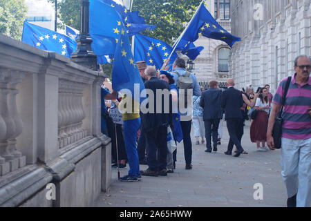 Eine Ansicht der Menschen über Brexit auf Whitehall, Westminster, London protestiert, schwenkten EU-Flaggen Stockfoto