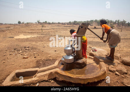 Tribal Frau Pumpen von Wasser aus der Handpumpe, Nandgaon, Atgaon, Maharashtra, Indien, Asien Stockfoto