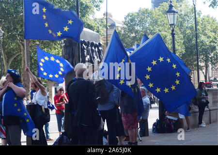 Eine Ansicht der Menschen über Brexit auf Whitehall, Westminster, London protestiert, schwenkten EU-Flaggen Stockfoto