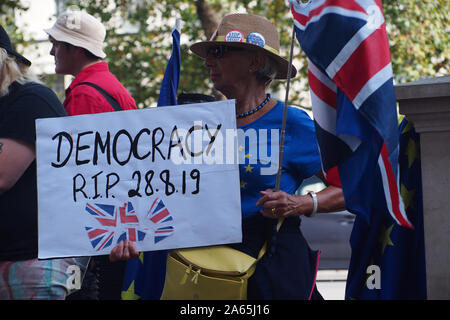 Eine Ansicht der Menschen über Brexit auf Whitehall, Westminster, London protestiert, schwenkten EU-Flaggen Stockfoto