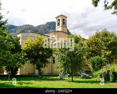 Dongo, Italien, 16. September 2017: Kirche umgeben von Grün Stockfoto