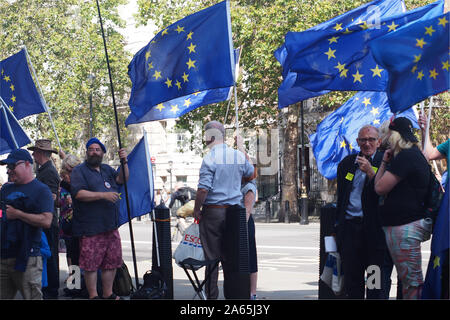 Eine Ansicht der Menschen über Brexit auf Whitehall, Westminster, London protestiert, schwenkten EU-Flaggen Stockfoto