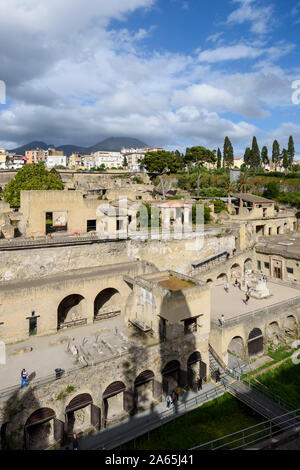 Ercolano. Italien. Blick auf die archäologischen Ausgrabungen von Herculaneum mit der alten Küstenlinie in den Vordergrund, den Vesuv im Hintergrund gesehen werden. Stockfoto