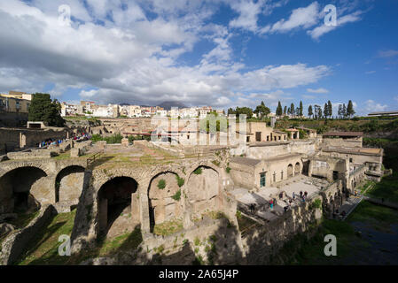 Ercolano. Italien. Blick auf die archäologischen Ausgrabungen von Herculaneum mit der alten Küstenlinie in den Vordergrund, den Vesuv im Hintergrund gesehen werden. Stockfoto