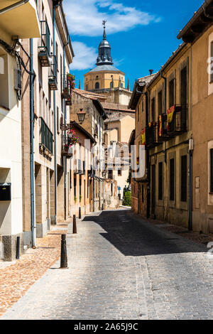 Einer der vielen engen Straßen in der Stadt Segovia in Spanien Stockfoto