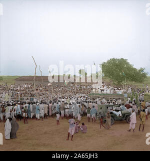 Mahatma Gandhi mit Abdul Ghaffar Khan Treffen der Leute im Frieden März, Bihar, Indien, März 1947 Stockfoto