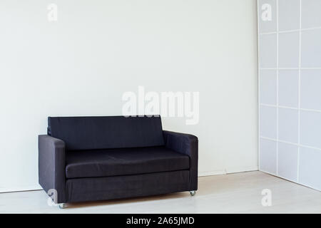 Schwarzes Sofa in das Innere des weißen Zimmer Stockfoto