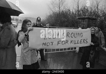 Sheila Clifford (l) und Barbara Rawlinson im Regen stehen mit einem Protest banner außerhalb Brimington Krematorium, Chesterfield, wo William Hughes - der massenmörder von der Polizei erschossen, als er eine Frau als Geisel - eingeäschert wurde. * WIREPHOTO Stockfoto