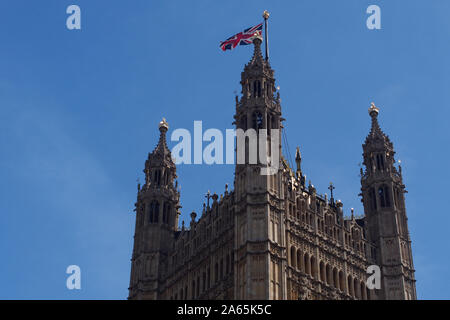 Ein Blick auf die Spitze der Victoria-Turm der Houses of Parliament, Westminster, London, mit der Union Jack fliegen gegen den tiefblauen Himmel Stockfoto