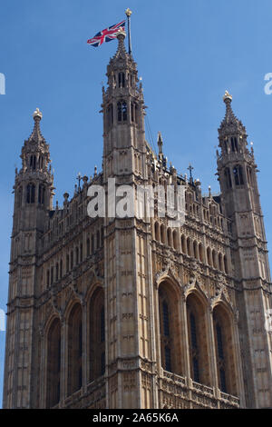 Ein Blick auf die Spitze der Victoria-Turm der Houses of Parliament, Westminster, London, mit der Union Jack fliegen gegen den tiefblauen Himmel Stockfoto