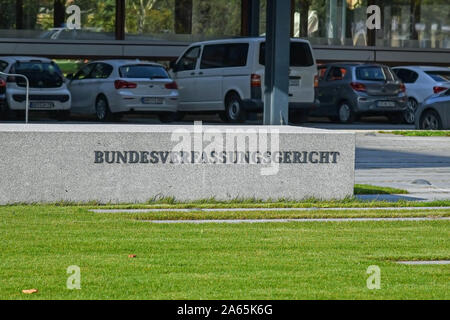 Karlsruhe, Deutschland - Oktober 2019: Stein Zeichen vor Bundesverfassungsgericht in Deutschland sagt 'Bundesverfassungsgericht' Stockfoto