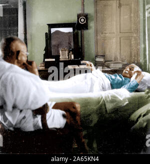 Mahatma Gandhi sitzen mit Liaquat Ali Khan, im Bett liegend, Indien, Asien, 27. November 1947 Stockfoto