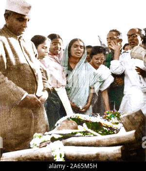 Mahatma Gandhi, Manu Gandhi, Dr. Sushila Nayar, Abha Gandhi, Brijkishan Chandiwalla Pyarelal Nayar weinen, Delhi, Indien, 31. Januar 1948 Stockfoto