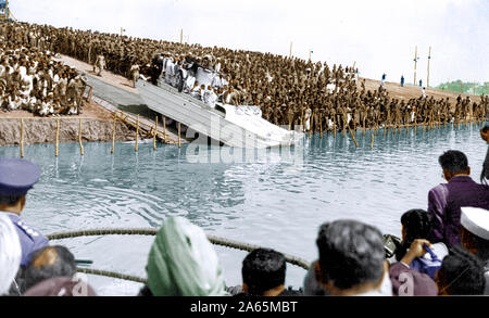 Boot mit urne von Mahatma Gandhi Asche an Allahabad, Uttar Pradesh, Indien, Asien, 12. Februar 1948 Stockfoto