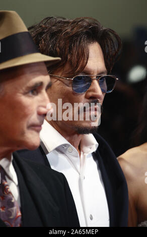 Venedig, Italien - September 06, 2019: Johnny Depp geht den roten Teppich vor dem "Warten auf die Barbaren"