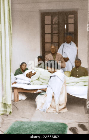 Mahatma Gandhi fasten im Bett, Birla House, Delhi, Indien, Asien, 17. Januar 1947 altes Vintage-Bild aus den 1900er Jahren Stockfoto