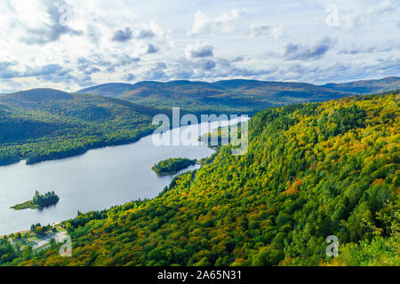 Blick auf La Roche Beobachtungspunkt, Monroe See und den Park, mit falllaub Farben in Mont Tremblant, Quebec, Kanada Stockfoto