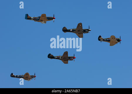 Bildung von Weltkrieg II Jagdflugzeug, bestehend aus einem CAC Boomerang, zwei P-40 Kittyhawks eine P-51 Mustang und ein Sup Stockfoto