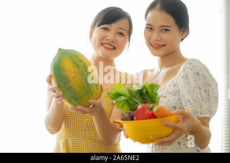 Hübsche Mädchen Kochen in der Küche Stockfoto