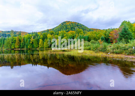 Sonnenuntergang von Monroe See, Nationalpark in Mont Tremblant, Quebec, Kanada Stockfoto