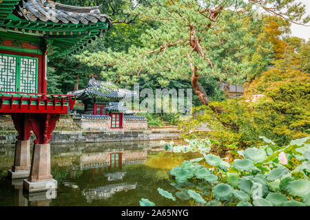 Huwon secret garden Blick auf changdeokgung Palast mit Blick auf Teich und Buyongji Buyongjeong Pavillon in Seoul, Südkorea Stockfoto