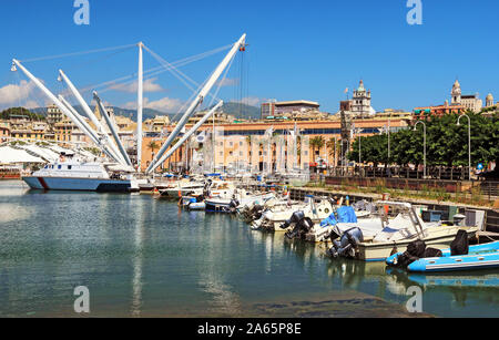 Boote im alten Hafen von Genua. Stockfoto