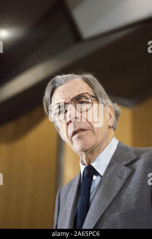 Der Ökonom John Kenneth Galbraith (USA, Kanada), hier in Turin, Italien, Januar 1983 Stockfoto