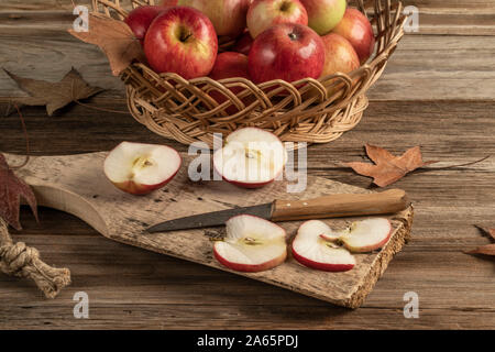 In Scheiben geschnittenen Äpfel auf einer hölzernen Schneidebrett auf einem Holztisch Stockfoto