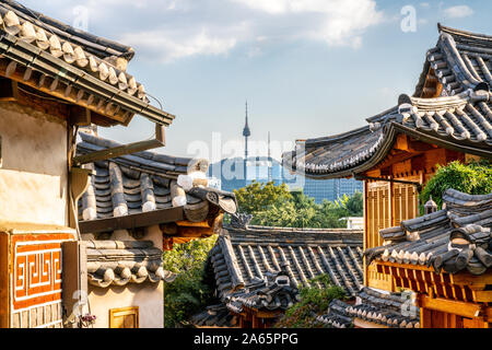 Das Dorf Bukchon Hanok in Seoul mit Blick auf die traditionellen Häuser Dächer und Turm in der Ferne in Seoul, Südkorea Stockfoto