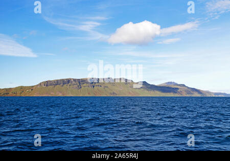 Ein Blick auf die Ostküste von Skye nördlich von Portree auf der Insel Skye, Schottland, Großbritannien, Europa. Stockfoto