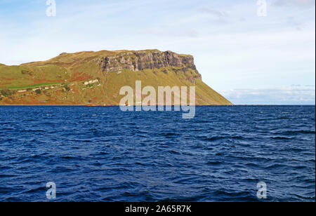 Ein Blick auf einem Felsvorsprung mit Blick auf die Sound of Raasay an der Küste nördlich von Portree auf der Insel Skye, Schottland, Großbritannien, Europa. Stockfoto