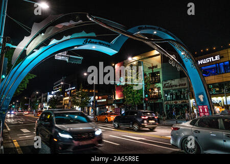 Seoul Korea, 21. September 2019: Itaewon Shopping Street View bei Nacht mit Eingangsbogen des Bezirks in Yongsan Seoul, Südkorea Stockfoto