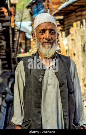 Kaschmir alter Mann, sheikhpura Chorwan Dorf, Gurez, Bandipora, Kaschmir, Indien, Asien Stockfoto