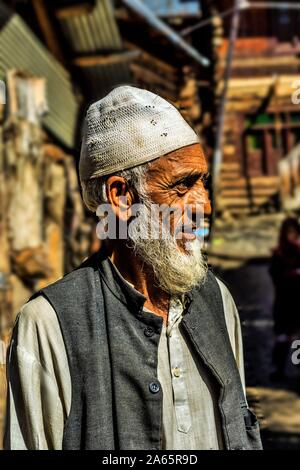 Kaschmir alter Mann, sheikhpura Chorwan Dorf, Gurez, Bandipora, Kaschmir, Indien, Asien Stockfoto