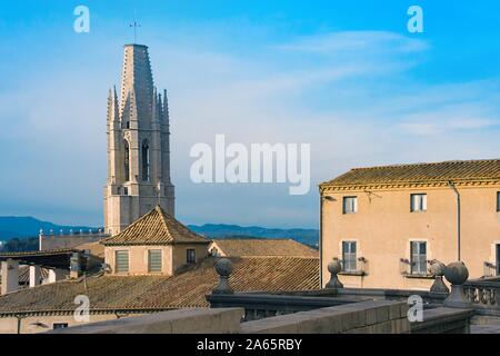 Kirchturm der Stiftskirche Sant Feliu, Girona, Katalonien, Spanien. Stockfoto