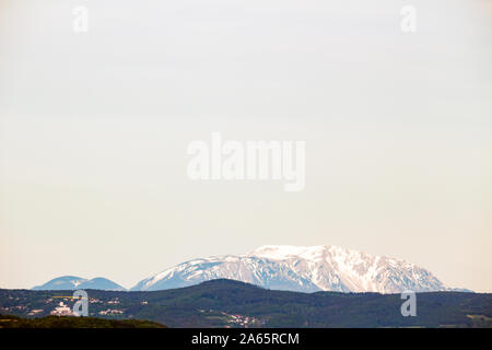 Berg Schneeberg, Rax und Burg Forchtenstein auf bei klarem Wetter gesehen Aussicht von Sopron, Ungarn links Stockfoto