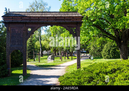 Vertrag von Trianon Memorial in Sopron, Ungarn. Szekely kapu Tor im Vordergrund. Stockfoto