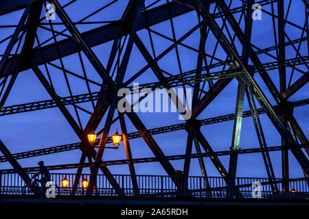 Dresden Blaues Wunder Brücke bei Dämmerung über der Elbe Dresden Brücke Deutschland Stockfoto