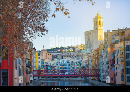 Girona, Spanien - Januar 23, 2019: Bunte und Häuser und die Brücke Pont de Sant Agusti im Fluss Onyar, in Girona, Katalonien, Spanien wider. Kirche von Stockfoto