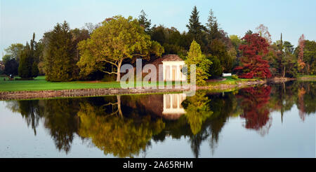 22 Oktober 2020, Sachsen-Anhalt Wörlitz: Autumnally farbige Bäume und das Nymphäum in der See im Wörlitzer Park wider. Die Dessau-Wörlitzer Gartenreich wurde von Fürst Leopold III. Friedrich Franz von Anhalt-Dessau (1740-1817) von 1764 als ersten Landschaftspark im englischen Stil auf dem europäischen Festland angelegt. Im November 2000 die umfangreiche Dessau-Wörlitzer Gartenreich, dessen Kern ist der Wörlitzer Park, wurde von der Unesco als Weltkulturerbe anerkannt. Foto: Waltraud Grubitzsch/dpa-Zentralbild/dpa Stockfoto