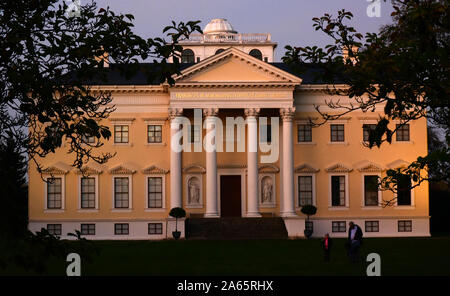 22 Oktober 2020, Sachsen-Anhalt Wörlitz: Wörlitzer Park das Schloss von der Abendsonne beleuchtet. Die Dessau-Wörlitzer Gartenreich wurde von Fürst Leopold III. Friedrich Franz von Anhalt-Dessau (1740-1817) von 1764 als ersten Landschaftspark im englischen Stil auf dem europäischen Festland angelegt. Im November 2000 die umfangreiche Dessau-Wörlitzer Gartenreich, dessen Kern ist der Wörlitzer Park, wurde von der Unesco als Weltkulturerbe anerkannt. Foto: Waltraud Grubitzsch/dpa-Zentralbild/dpa Stockfoto
