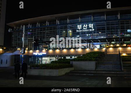 Busan, Südkorea, 2. Oktober 2019: Außenansicht von Busan Bahnhof bei Nacht in Südkorea Stockfoto