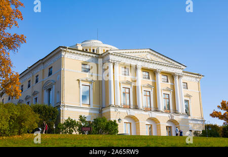 Pawlowsk, Russland - 5. Oktober 2019: Pawlowsk Palast im goldenen Herbst im Pawlowsky Park, Sankt Petersburg, Russland Stockfoto