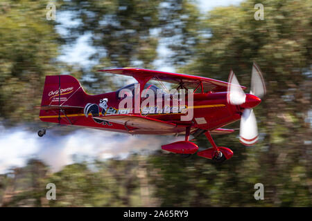 13 Mal Australian National Aerobatic Champion Chris Sperou fliegen sein Pitts S -1-11 B Super Stinker aerobatic Doppeldecker Stockfoto