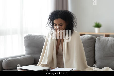 Kranke afrikanische amerikanische Mädchen fiel krank mit Grippe Stockfoto