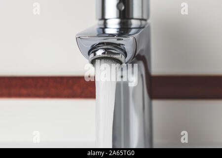 Wasser close-up tippen. Wasser, Strom. Wasser gießt aus dem Wasserhahn. Stockfoto