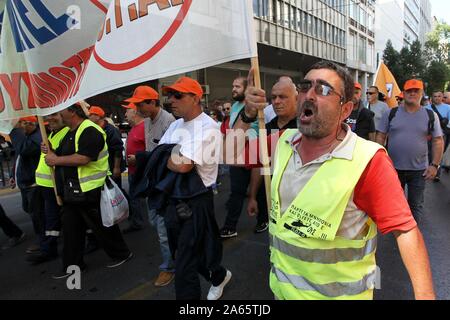 Athen, Griechenland. 24 Okt, 2019. Städtische Arbeiter protestieren im Zentrum von Athen. Lokale Regierung haben die Gewerkschaften Arbeitsniederlegungen und Streiks in dieser Woche verkündete Regierung plant die Beteiligung des privaten Sektors an kommunalen Dienstleistungen zu erweitern, zu protestieren. (Bild: © aristidis VafeiadakisZUMA Draht) Stockfoto