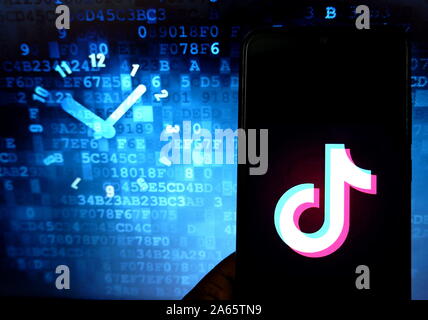 In diesem Foto Illustration eine beliebte mobile Anwendung für die Erstellung von Tiktok Logo auf einem Smartphone. Stockfoto